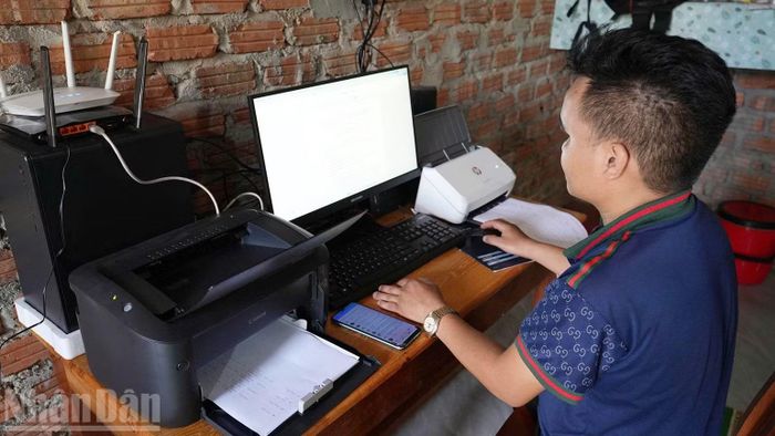 Nhờ đầu tư đồng bộ, anh Zơ Râm Mạp, Bí thư Chi bộ thôn Apát, xã Avương, đã sử dụng thành thạo thiết bị công nghệ thông tin phục vụ công việc tại thôn. (Ảnh: THANH TÂM)