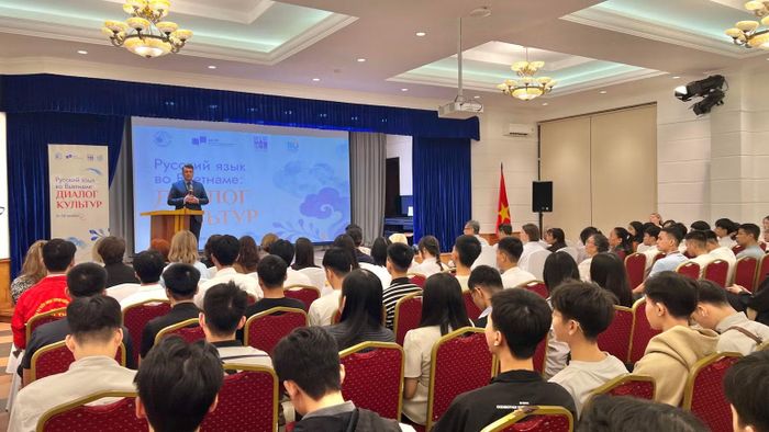 Ông Vladimir Murashkin, Giám đốc Nhà Nga tại Hà Nội, phát biểu. (Ảnh: XUÂN HƯNG)
