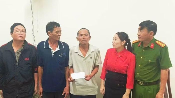 Ủy ban nhân dân và Công an xã Kim Ngân hỗ trợ kinh phí để thân nhân anh Nhân đến Quảng Trị làm thủ tục đón người thân trở về. (Ảnh: Công an xã Kim Ngân)