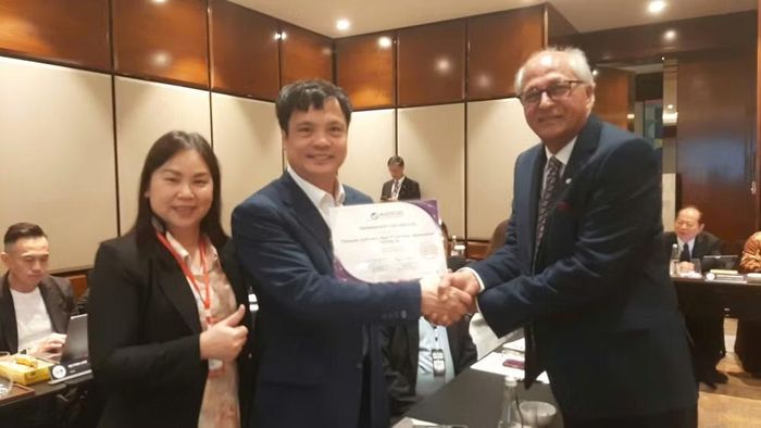 Ông Nguyễn Văn Khoa (ở giữa) được bầu giữ chức Phó Chủ tịch ASOCIO nhiệm kỳ thứ 3 liên tiếp. (Ảnh: VINASA)