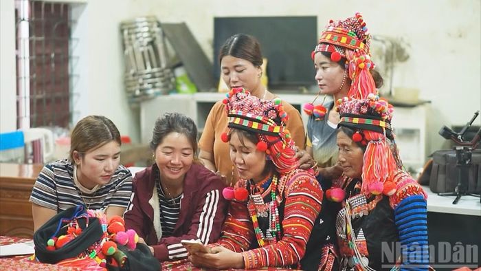 Người dân xã Thu Lũm hướng dẫn nhau thực hiện thủ tục hành chính trên điện thoại thông minh.