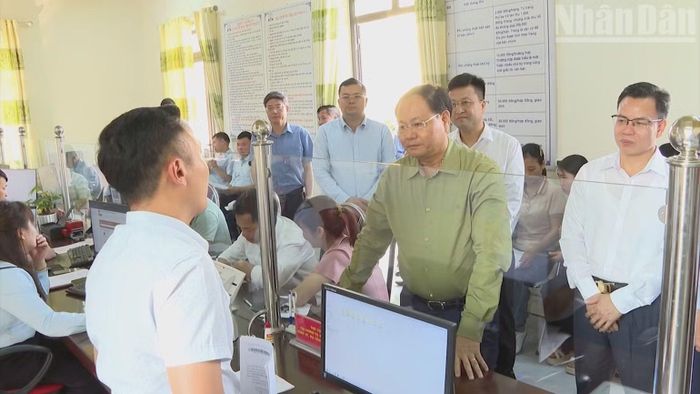 Bí thư Tỉnh ủy Lai Châu Lê Minh Ngân kiểm tra quá trình vận hành chính quyền địa phương 2 cấp ở xã Sì Lở Lầu.