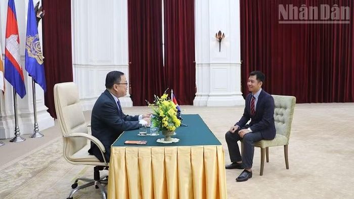 Tiến sĩ So Naro, Bộ trưởng bên cạnh Thủ tướng Campuchia phụ trách các vấn đề liên quan ASEAN trao đổi với phóng viên Báo Nhân Dân thường trú tại Campuchia. (Ảnh: HUY VŨ)