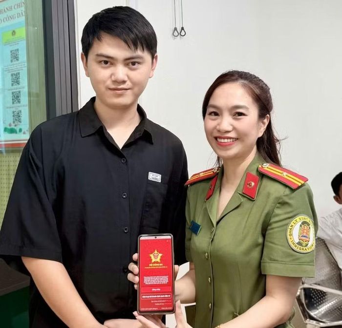 Anh Man Quanxing được hướng dẫn làm thủ tục cấp tài khoản định danh điện tử. (Ảnh: Công an tỉnh Thanh Hóa)
