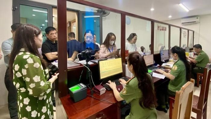 Tiếp nhận hồ sơ cấp định danh điện tử cho người nước ngoài. (Ảnh: Công an tỉnh Thanh Hóa)