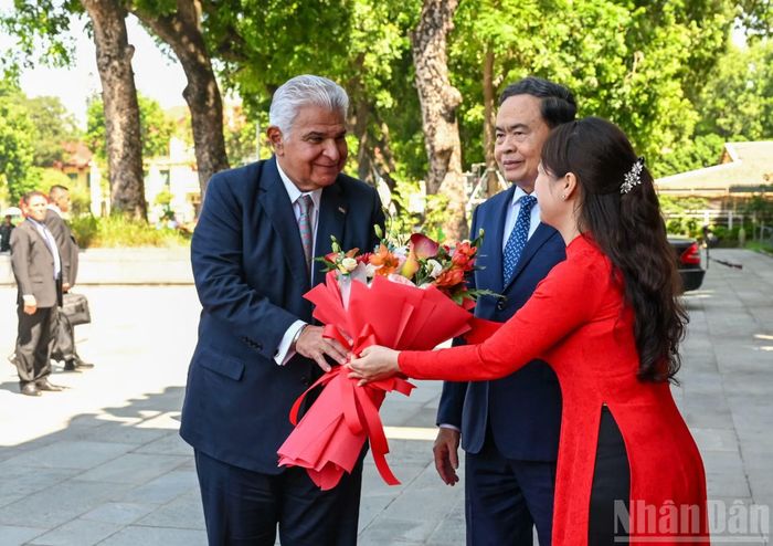 Nhân viên Văn phòng Quốc hội tặng hoa chào mừng Tổng thống Panama Jose Raul Mulino. (Ảnh: DUY LINH)