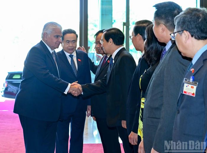 Chủ tịch Quốc hội Trần Thanh Mẫn giới thiệu các đại biểu Quốc hội Việt Nam với Tổng thống Panama Jose Raul Mulino. (Ảnh: DUY LINH)