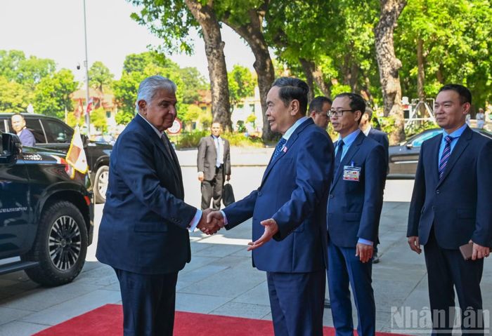 Chủ tịch Quốc hội Trần Thanh Mẫn đón Tổng thống Panama Jose Raul Mulino. (Ảnh: DUY LINH)
