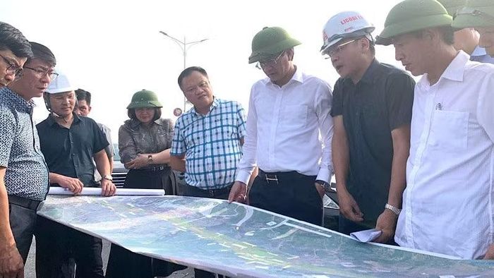Lãnh đạo Ủy ban nhân dân thành phố Hải Phòng khảo sát hiện trường dự án đầu tư tuyến đường kết nối đông-tây thành phố. (Ảnh: ĐÀM THANH)