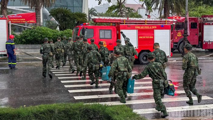 Tại cuộc thực tập, lực lượng Bộ Chỉ huy quân sự thành phố tham gia phương án với vai trò là lực lượng phối hợp quan trọng, thực hiện các nhiệm vụ chuyên sâu trong công tác tìm kiếm, cứu nạn, cứu hộ và xử lý các tình huống nguy hiểm, phức tạp phát sinh trong sự cố. (Ảnh: CÔNG VINH)