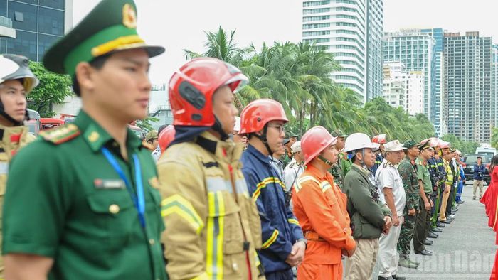 Các đơn vị, lực lượng tham gia thực tập phương án chữa cháy, cứu nạn, cứu hộ tại khách sạn Wyndham Soleil Đà Nẵng và Nhà van T thuộc Công ty TNHH MTV Petrolimex Đà Nẵng. (Ảnh: CÔNG VINH)