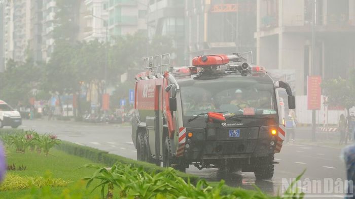 Nhiều phương tiện chữa cháy và cứu nạn, cứu hộ hiện đại xuất hiện tại cuộc thực tập. (Ảnh: CÔNG VINH)