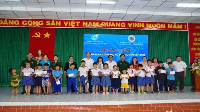 Lãnh đạo tham dự chương trình tặng quà cho học sinh có hoàn cảnh khó khăn. (Ảnh: TRẦN GIỎI)