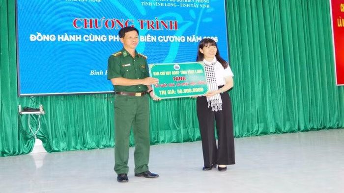 Bộ đội Biên phòng tỉnh Vĩnh Long trao bảng tượng trưng hỗ trợ sinh kế cho phụ nữ khu vực biên giới. (Ảnh: TRẦN GIỎI)