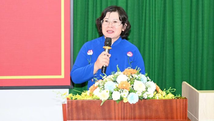 Đồng chí Văn Thị Bạch Tuyết, Phó Bí thư Thành ủy phát biểu tại hội nghị. (Ảnh: THANH TIÊN)