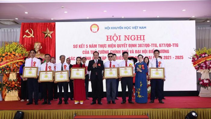 Hội Khuyến học Việt Nam biểu dương 378 đại biểu tiêu biểu trong các mô hình học tập xuất sắc trên cả nước. (Ảnh: Thu Trang)