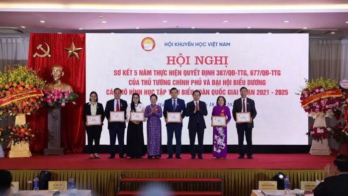 Phó Thủ tướng Lê Tiến Châu, Chủ tịch Hội Khuyến học Việt Nam Nguyễn Thị Doan trao bằng khen cho các cá nhân, tập thể có nhiều đóng góp cho hoạt động khuyến học. (Ảnh: Thu Trang)