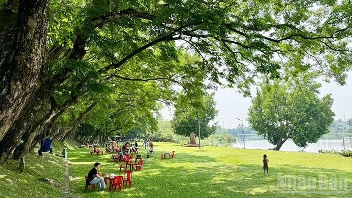 Khu vực vườn Cừa ở làng Hương Trà dần trở thành điểm đến ưa thích của người dân và du khách. (Ảnh: ANH QUÂN)