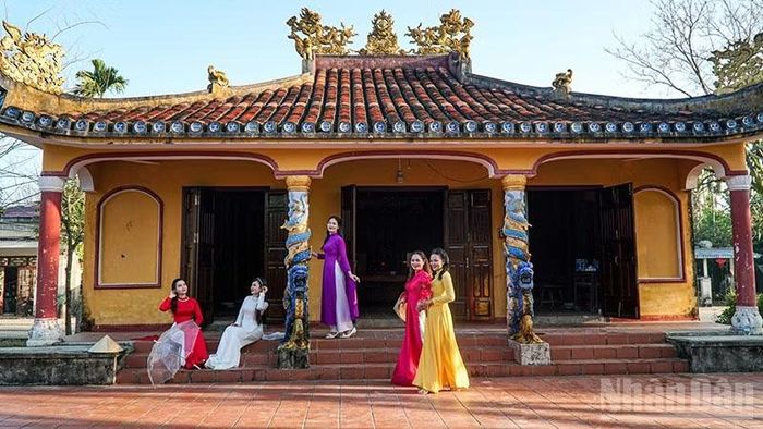 Đình làng Hương Trà ngày nay đã trở thành trung tâm sinh hoạt văn hóa cộng đồng, nơi diễn ra các nghi lễ truyền thống, hội họp và gắn kết tình làng nghĩa xóm qua nhiều thế hệ. (Ảnh: HT)