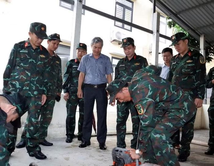 Đoàn kiểm tra thực tế tại phường Hội An Đông. (Ảnh: QUANG CƯỜNG)