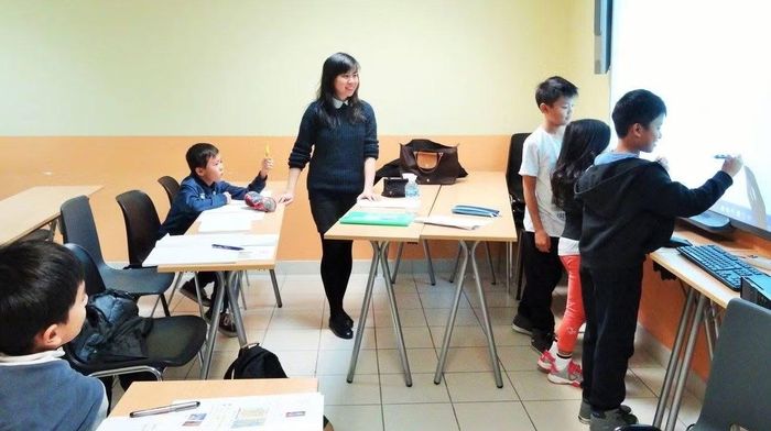 Tiến sĩ Hoàng Thị Hồng Hà dạy tiếng Việt cho con em các kiều bào Việt Nam tại Pháp. (Ảnh do nhân vật cung cấp)
