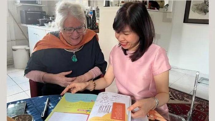 Tiến sĩ Hoàng Thị Hồng Hà giới thiệu về văn hóa Việt Nam đến bạn bè Pháp. (Ảnh do nhân vật cung cấp)