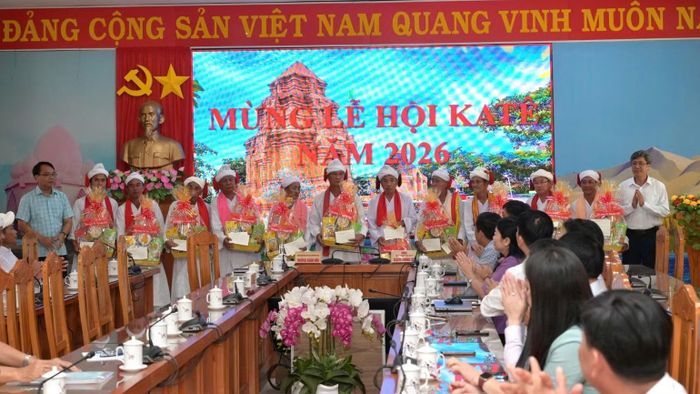 Lãnh đạo Tỉnh ủy Lâm Đồng tặng quà cho người dân. (ẢNH: QUÝ NGỌC)