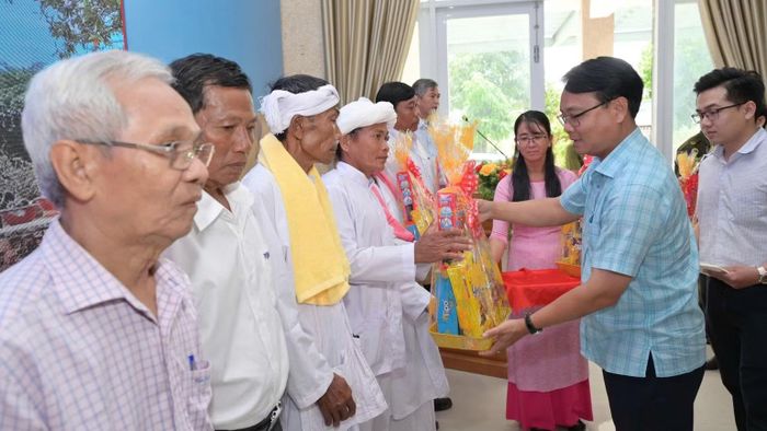 Lãnh đạo Tỉnh ủy Lâm Đồng tặng quà cho người dân. (ẢNH: QUÝ NGỌC)