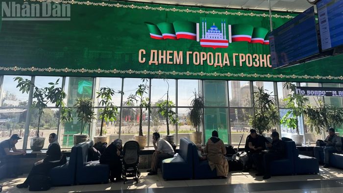 Dòng chữ chúc mừng ngày thành lập thành phố chạy trên các áp phích lớn ở sân bay Grozny. ﻿(Ảnh: THÙY VÂN)