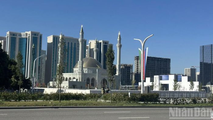 Grozny đang có những bước tiến dài về cả quy hoạch đô thị lẫn kinh tế. Trung tâm phát triển mạnh mẽ nhất của Grozny hiện tại là quận mang tên Vladimir Putin. (Ảnh:THÙY VÂN)