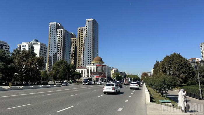Tháng 8/2026, Viện Phát triển Không gian thuộc Tòa thị chính Grozny đã chính thức áp dụng Bộ quy chuẩn thiết kế đô thị thống nhất (Design Code), bắt buộc tất cả các biển hiệu, kiến trúc mặt tiền và hạ tầng công cộng phải tuân thủ nghiêm ngặt, mang lại vẻ ngoài tinh tế, đồng bộ, giao thoa giữa nét hiện đại kiểu Dubai và bản sắc văn hóa vùng Kavkaz. (Ảnh: THÙY VÂN)