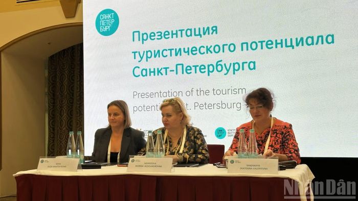 Đại diện các đối tác du lịch của Saint Petersburg giới thiệu tiềm năng du lịch của thành phố. (Ảnh: THÙY VÂN)