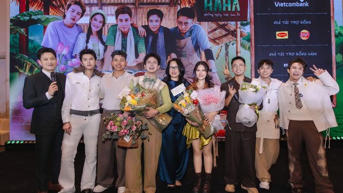Các nghệ sĩ khách mời và bà Ngô Vân Hạnh (thứ 5 từ trái sang) đến tham dự lễ ra mắt chương trình.