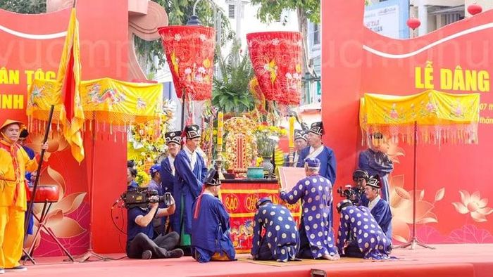 Nghi thức dâng hương tưởng niệm 158 năm Anh hùng dân tộc Nguyễn Trung Trực hy sinh. (Ảnh: PHƯƠNG VŨ)