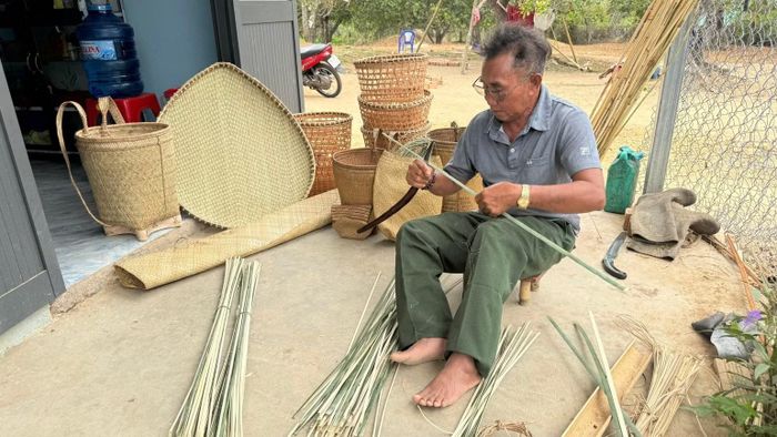 Ông Bờ Rông Xen vẫn gìn giữ nghề đan lát để truyền cho con cháu. (Ảnh: HẰNG)