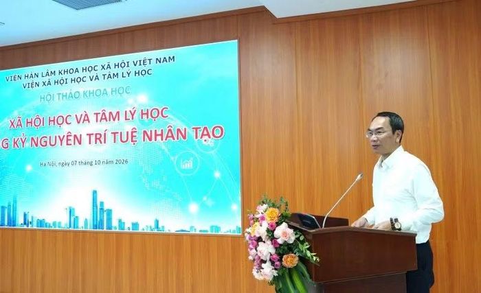 Phó Giáo sư, Tiến sĩ Chu Văn Tuấn, Viện Trưởng Viện Xã hội học và Tâm lý học phát biểu khai mạc và trình bày Báo cáo đề dẫn tại hội thảo. (Ảnh: VŨ HỒNG)