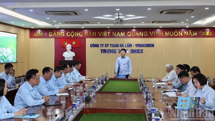 Ông Ngô Hoàng Ngân cùng đoàn công tác kiểm tra sản xuất và làm việc tại Trung tâm điều hành sản xuất tập trung Than Hà Lầm. (Ảnh: HOÀNG NAM)