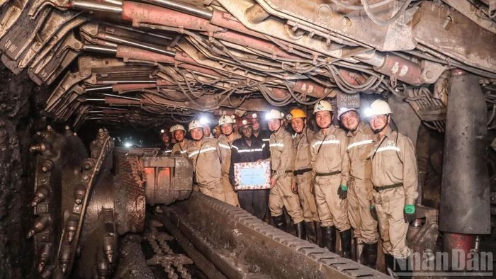 Đoàn công tác trực tiếp xuống khai trường dự án khai thác hầm lò mỏ Khe Chàm II-IV, kiểm tra tình hình sản xuất, vận hành thiết bị tại lò chợ IV-9-46. (Ảnh: HOÀNG NAM)