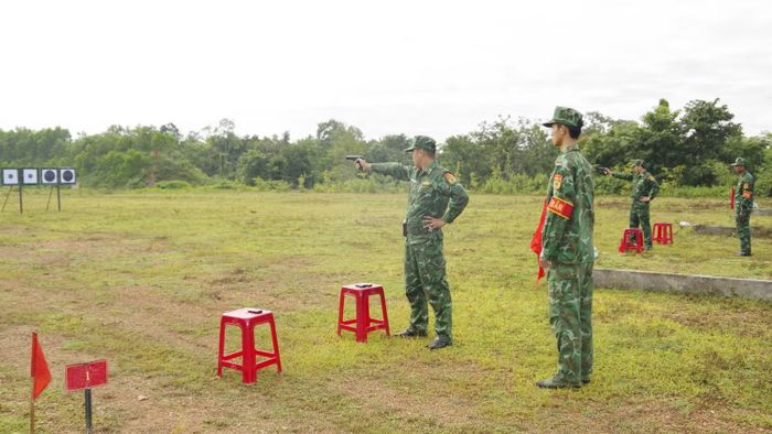 Các thí sinh kiểm tra bắn đạn thật súng K54 bài 1,1b. (Ảnh: DÂN QUÂN)