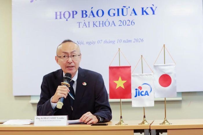 Ông Kobayashi Yosuke, Trưởng đại diện JICA Việt Nam trả lời các câu hỏi của báo chí tại buổi họp báo. (Ảnh: VIỆT CƯỜNG)