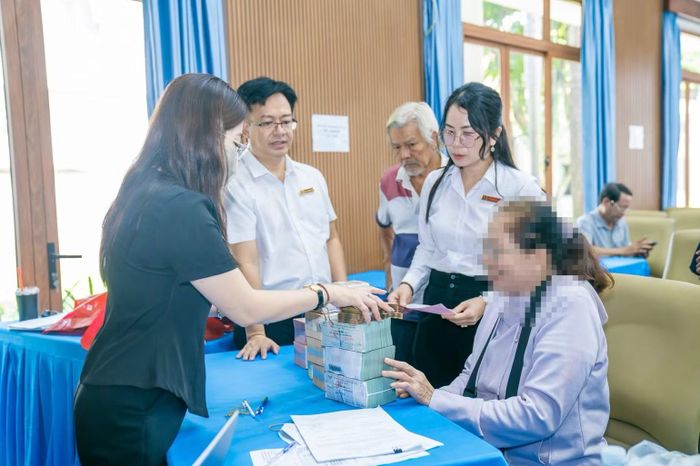 Người dân nhận tiền đền bù. (Ảnh: Lê Đình Thìn)