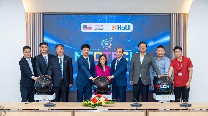Đại sứ Hoa Kỳ tại Việt Nam Jennifer Wicks (giữa) khởi động chương trình NeoTECH EnglishWorks! do Trường đại học Công nghiệp Hà Nội thực hiện. (Ảnh: Đại sứ quán Hoa Kỳ tại Việt Nam)