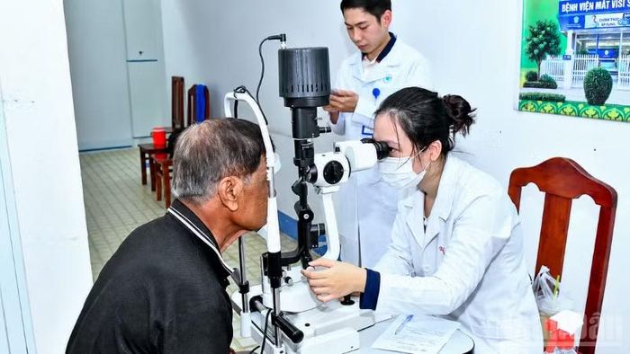 Người dân được khám, tư vấn miễn phí các bệnh lý về mắt. (Ảnh: VĂN LONG)