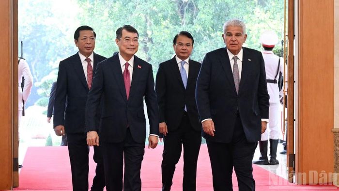  Thủ tướng Chính phủ Lê Minh Hưng nồng nhiệt chào đón Tổng thống Panama José Raúl Mulino Quintero tại sảnh Trụ sở Chính phủ. (Ảnh: TRẦN HẢI) 