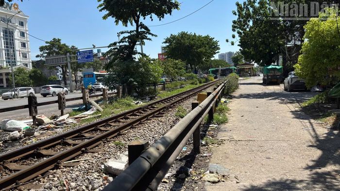 Theo phương án triển khai, đoạn tuyến qua địa bàn phường Định Công dài khoảng 1,49km, từ khu vực tim đường Vành đai 2,5 đến tim đường Nguyễn Hữu Thọ. Tổng diện tích đất dự kiến giải phóng mặt bằng khoảng 92.243m².