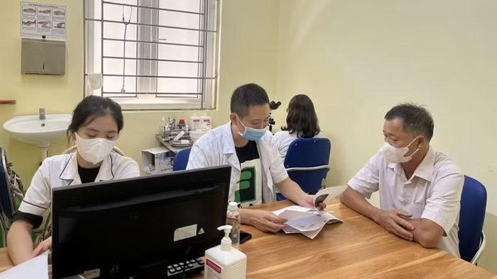 Các y, bác sĩ Bệnh viện đa khoa Chương Mỹ khám, tư vấn cho người dân về bệnh không lây nhiễm. (Ảnh: KHÁNH HUY)