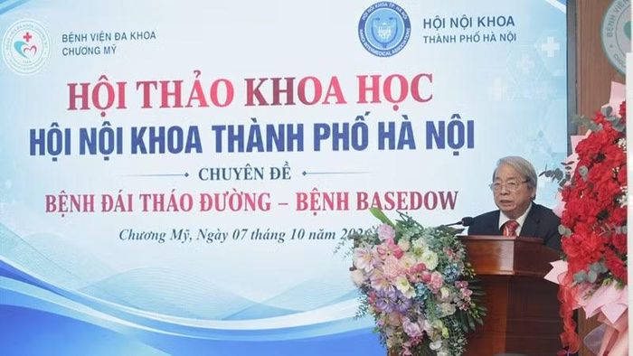 Phó Giáo sư, Tiến sĩ Tô Văn Hải, Chủ tịch Hội Nội khoa thành phố Hà Nội chia sẻ thông tin tại hội thảo. (Ảnh: THẮNG ĐẠT)
