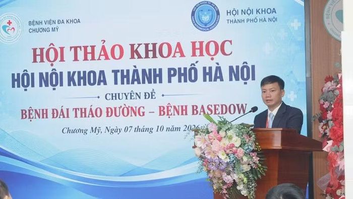 Bác sĩ Chuyên khoa II Trần Xuân Khuyến, Giám đốc Bệnh viện đa khoa Chương Mỹ trao đổi thông tin tại hội nghị. (Ảnh: THẮNG ĐẠT)