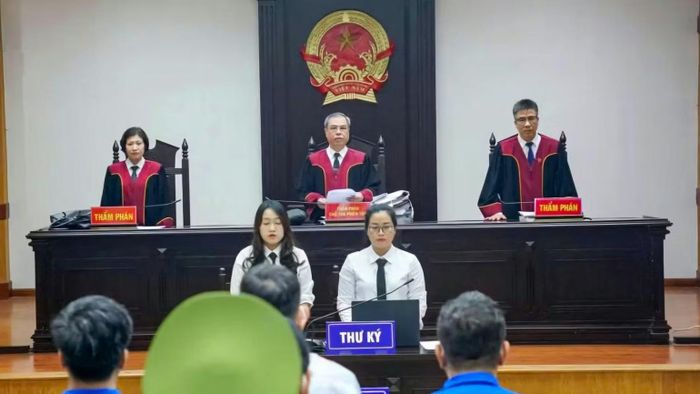 Hội đồng xét xử phúc thẩm tại phiên tòa. (Ảnh: MH)
