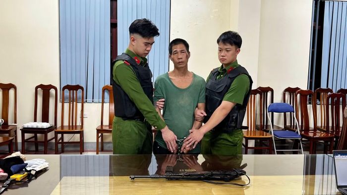 Đối tượng truy nã đặc biệt nguy hiểm Phương Văn Kỳ tại cơ quan Công an. (Ảnh: CÔNG AN LẠNG SƠN)